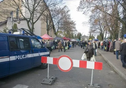 Wszystkich Świętych w Śląskiem. Kiedy największy ruch w Katowicach, Częstochowie i innych miastach?