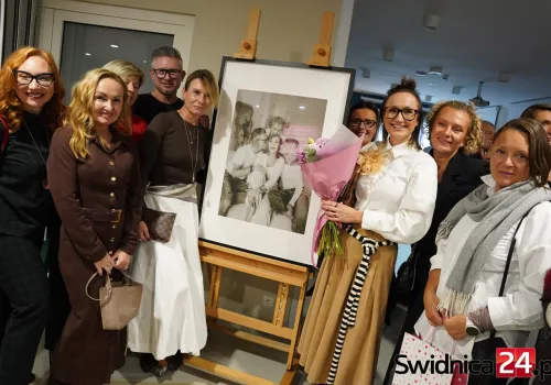 „Twarze wsparcia”. Niezwykłe zdjęcia Kaliny Żaczek