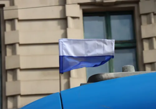 Krakowskie tramwaje i autobusy kursują z biało-niebieskimi chorągiewkami. Wyjaśniamy dlaczego
