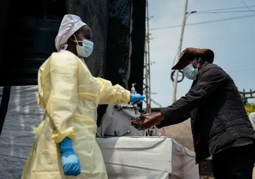 Ebola zabiła już niemal 5 tys. osób. Ekspert ostrzega przed pandemią