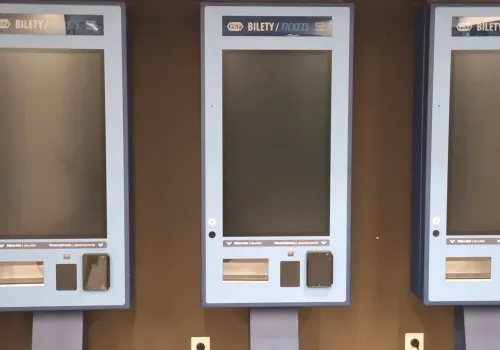 PKP SA: Uniwersalne biletomaty już stoją. Kiedy zaczną działać?