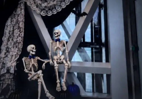 Halloween na najwyższych piętrach Varso Tower. Dynie na 49. piętrze i duchy przy schodach