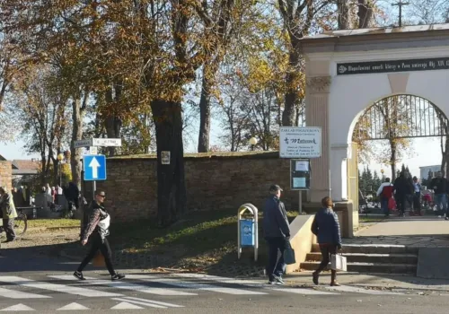 Wszystkich Świętych. Zmiany w organizacji ruchu przy cmentarzach w powiecie krapkowickim