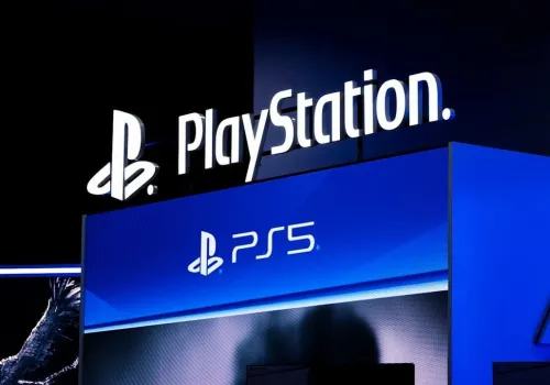 PS5 kosztuje dziś znacznie więcej niż PS4 na tym samym etapie życia, a mimo to sprzedaje się lepiej. Sony wciąż jest 1% z przodu