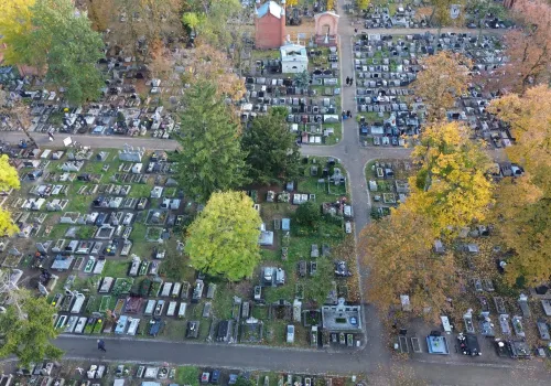Na cmentarze najlepiej skorzystać z komunikacji miejskiej. Kolejny rok będzie ona bezpłatna