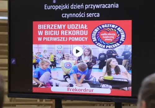 Uczyli się ratować życie. W Stobiernej pierwsza pomoc połączyła młodszych i starszych