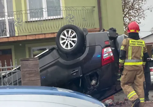 Auto dachowało na ulicy Traugutta w Ostrowcu