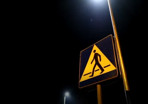 Brak światła w rejonie ulicy Drożdżowej? Mieszkańcy oburzeni, miasto odpiera zarzuty