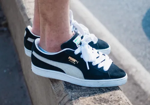 Męskie sneakersy Puma w promocji. Ten model z eobuwie przyciąga wzrok, a w Reserved tania alternatywa