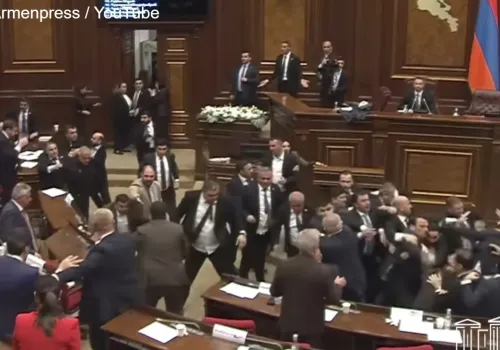 Pięści i latające krzesła w parlamencie Armenii. Posłowie urządzili masową bójkę podczas obrad!