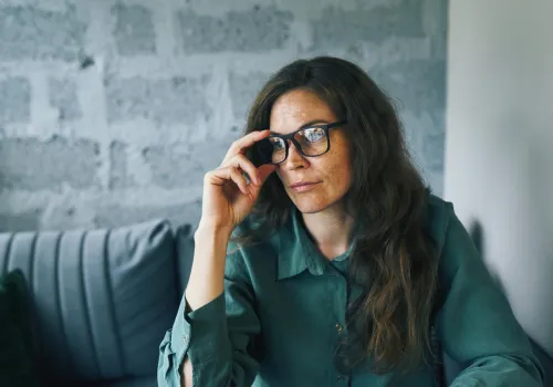 Inteligentni samotnicy – 7 zachowań, przez które osoby z wysokim IQ zrażają do siebie ludzi i częściej odczuwają samotność