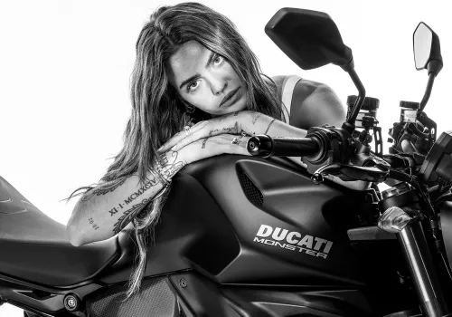 Ducati Monster Dark wkracza na salony. Ciemna strona legendy