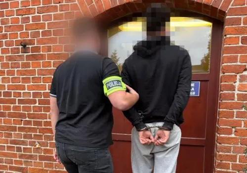 21-latek zaatakował ochroniarza gazem pieprzowym. Nie chciał oddać alkoholu, który chwilę wcześniej ukradł
