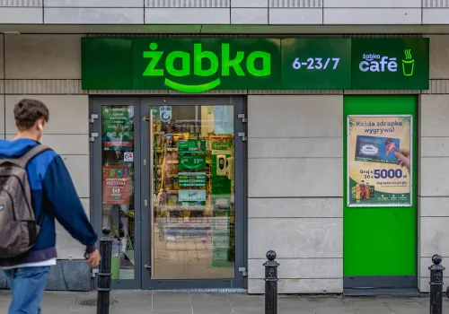 Chcą postawić automaty w szkołach. To pomysł znanej sieci