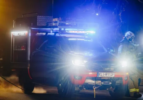 Przejeżdżał drogą i zauważył pożar. Ogień dotarł do więźby dachowej