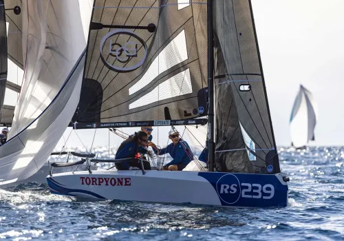 Francesco Bruni wygrywa wyścig na otwarcie mistrzostw świata RS21 w Cannes. Polski Ultrastar w gronie faworytów