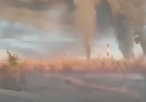 Apokaliptyczne sceny w Rosji po ataku dronów. Płomienie i kłęby dymu nad miastem