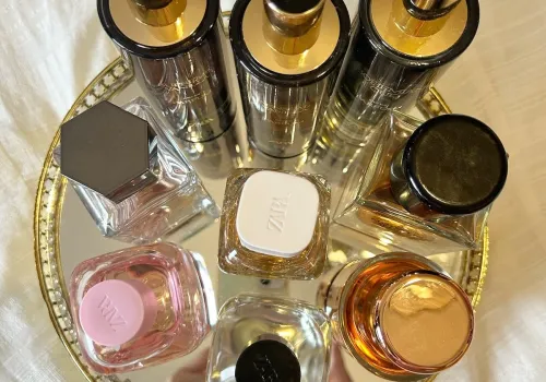 10 perfum Zary na listopad 2026, którym trudno się oprzeć. Niektóre kosztują mniej niż 70 zł