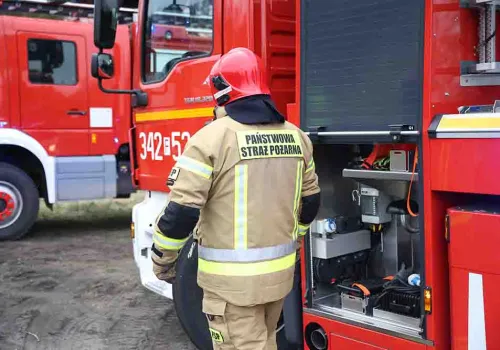 Samochód uderzył w drzewo i spłonął. Policja i strażacy szukają osób, które mogły być w aucie