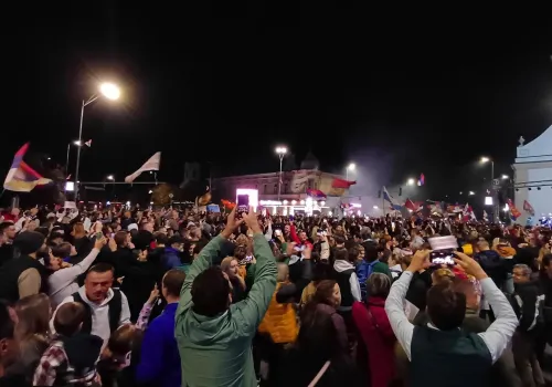 Od nacjonalistycznych symboli na protestach po wygrane wybory. Co wiemy o serbskim ruchu studenckim?