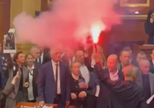 Szokujące nagranie w sieci. Odpalili race i zaatakowali premiera