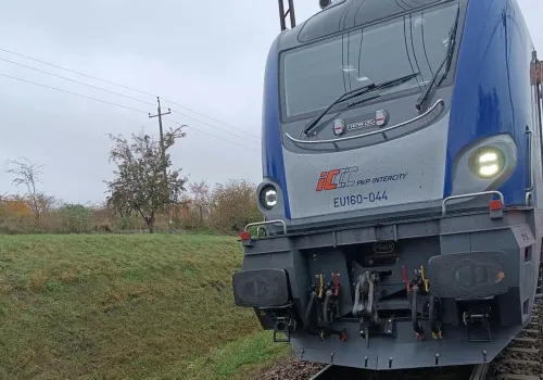 Pociąg potrącił młodego mężczyznę. Zginął na miejscu, policjanci ustalają jego tożsamość