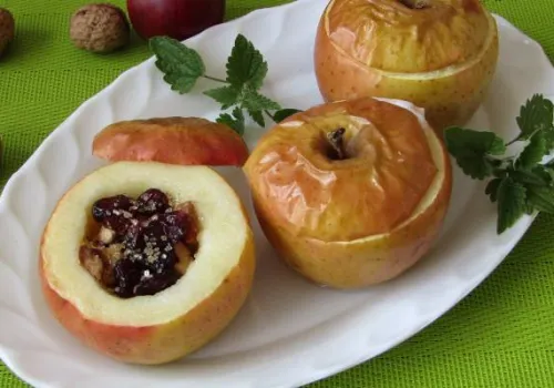 Desery z jabłkami. Pieczone jabłka z żurawiną, orzechami i miodem. Prosty deser dla każdego