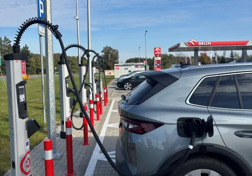 Tańsze ładowanie „elektryków” na stacjach w całej Polsce. Ruszyła jesienna promocja