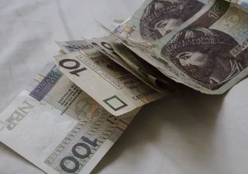 W rządzie na stole zrównanie nowych i starych świadczeń. Tylko podwyżka 3488 zł jest pewna
