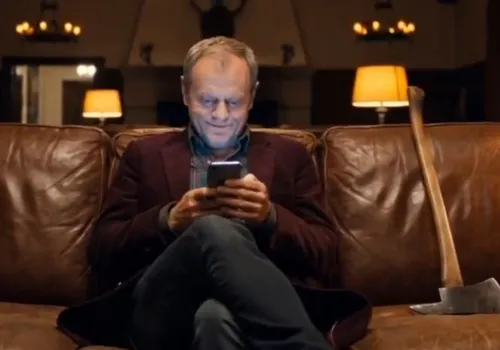 Tusk jako psychopata z horroru. „Lśnienie” w wydaniu Koalicji Obywatelskiej bije rekordy popularności