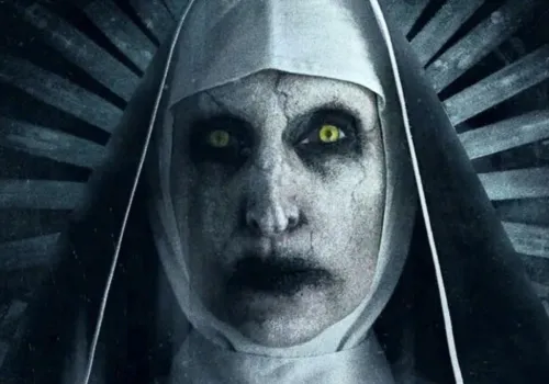 W horrorach przeraża jako "Zakonnica". Tak naprawdę wygląda gwiazda kultowego horroru