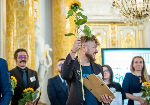 „Mówmy jak najwięcej dobrego o szkołach” – przekonuje Tomasz Ordza, Nauczyciel Roku 2026, i opowiada Głosowi o ogrodzie w szkole i o tym, czym jest „foka” w Dąbrówce