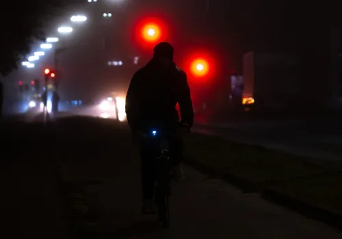 Akcja „Świeć Przykładem – Noś Odblaski!” już trwa. Policja ostrzega: nie każdy odblask chroni