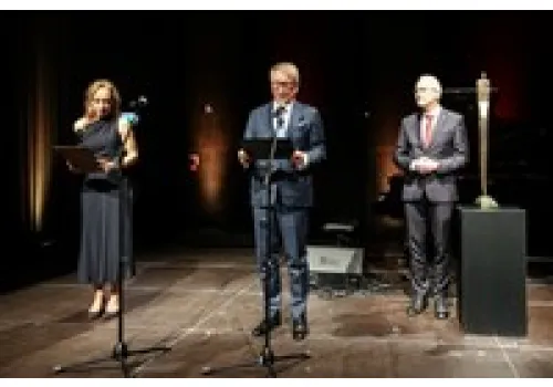 Jerzy Starak pierwszym laureatem nagrody Ossolineum Sume Superbiam Quaesitam Meritis