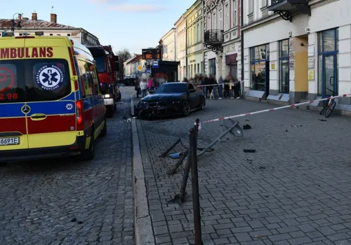 BMW wpadło w poślizg i wjechało na chodnik w centrum Nowego Sącza. 22-latek usłyszał zarzuty