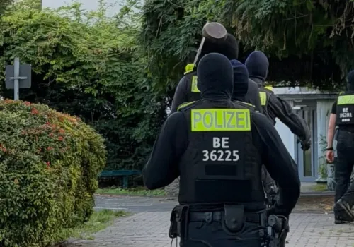 Odpowiedzą za terroryzm. W Niemczech zatrzymano domniemanych podpalaczy obiektu Starlink w Wilnie