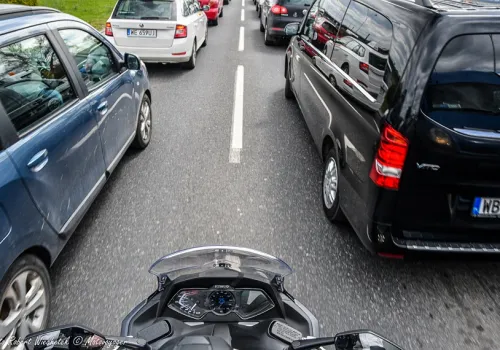 Włochy: obowiązkowe miejsce dla motocyklistów między autami i na pasie awaryjnym