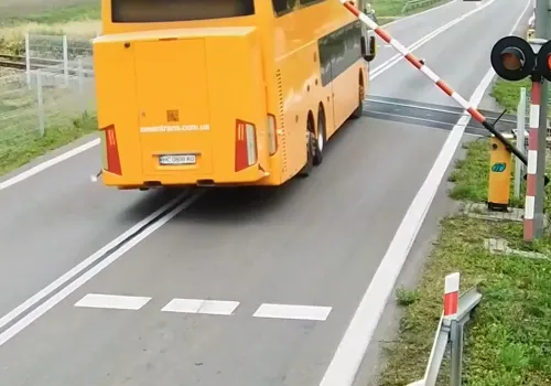 Lubaczów: Kierowca autobusu naraził życie swoich pasażerów i podróżnych pociągów