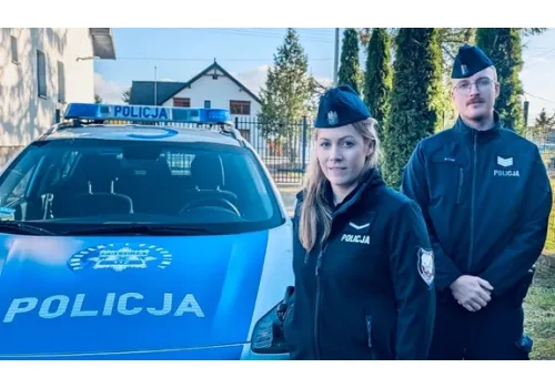 Policjanci wspólnie z ratownikami medycznymi ewakuowali ludzi z płonącego budynku