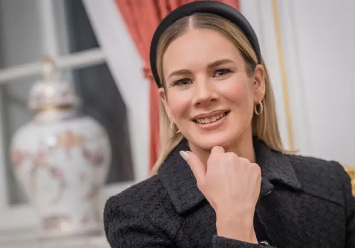 Marta Nawrocka podczas spotkania ukrywała temblak. Wiadomo, co się stało