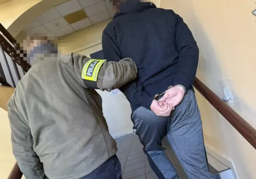 Wpadł na gorącym uczynku. Fałszywy „pracownik banku” oszukał 83-latka z Kalet