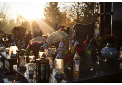Stawiają je na grobach coraz częściej. Znicz solarny świeci miesiącami