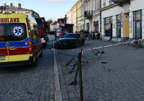 Dritujące BMW wylądowało na chodniku przy przystanku. 22-letniemu kierowcy grozi więzienie za narażanie 14 osób