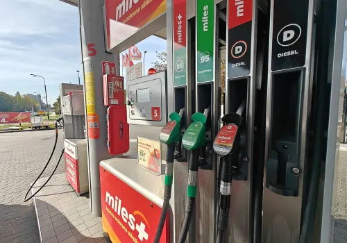 Ceny paliw na Wszystkich Świętych. Benzyna i diesel będą tańsze na długi weekend