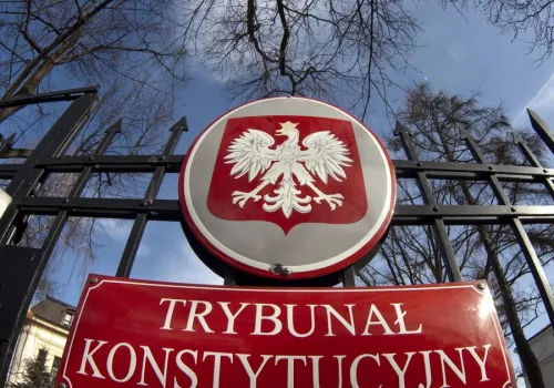 Chaos wokół Trybunału Konstytucyjnego. Policja zatrzymała trzy osoby, spór o władze TK