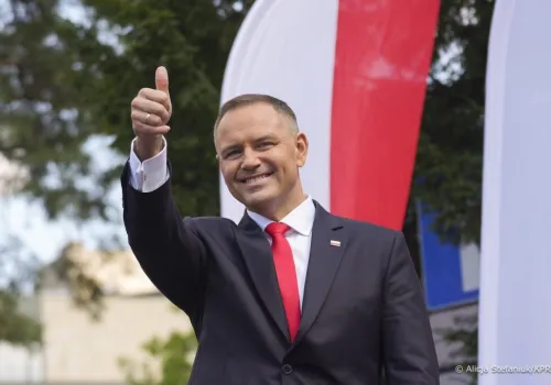 Prezydent Karol Nawrocki zawrócił samolot do Polski. Przerwał lot do Senegalu w związku z wydarzeniami przed Trybunałem Konstytucyjnym