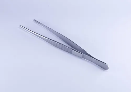 Pęseta anatomiczna i chirurgiczna: czym się różnią i którą kupić?