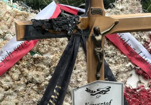 Spalony krzyż na grobie 15-letniego kibica Polonii. „Przekroczono wszystkie granice”