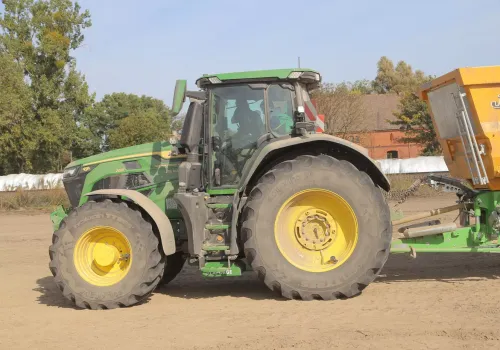 John Deere 6R 260 z nową przekładnią E19. Ma 19 biegów pod obciążeniem
