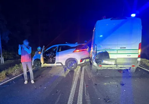 Wypadek z udziałem wojskowego busa. Trzy auta rozbite, DW295 zablokowana (ZDJĘCIA)